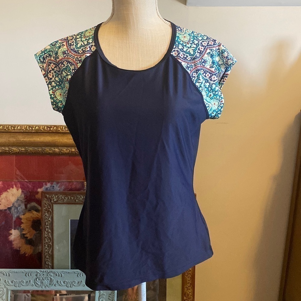 Athleta women’s short sleeve shirt, size large, navy, blue, aqua, and red